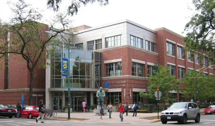 DePaul University campus — The Student Center on the Lincoln Park Campus of DePaul University, opened in 2002, contains student services, dining fa
